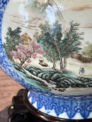 A pair of Chinese famille rose 'hu' vases with fine landscapes, Qianlong mark, Republic — 照片 32
