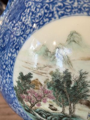 A pair of Chinese famille rose 'hu' vases with fine landscapes, Qianlong mark, Republic — 照片 33