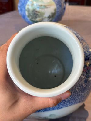 A pair of Chinese famille rose 'hu' vases with fine landscapes, Qianlong mark, Republic — 照片 34