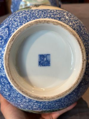 A pair of Chinese famille rose 'hu' vases with fine landscapes, Qianlong mark, Republic — 照片 35