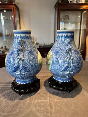 A pair of Chinese famille rose 'hu' vases with fine landscapes, Qianlong mark, Republic — 照片 4