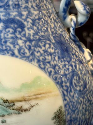 A pair of Chinese famille rose 'hu' vases with fine landscapes, Qianlong mark, Republic — 照片 6