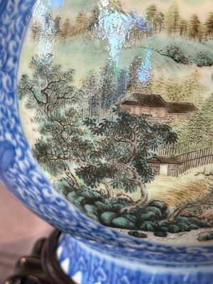 A pair of Chinese famille rose 'hu' vases with fine landscapes, Qianlong mark, Republic — 照片 7