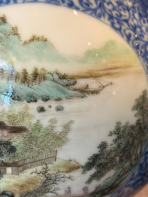 A pair of Chinese famille rose 'hu' vases with fine landscapes, Qianlong mark, Republic — 照片 8