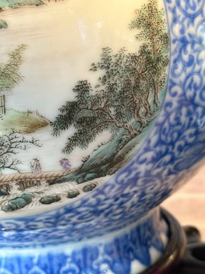 A pair of Chinese famille rose 'hu' vases with fine landscapes, Qianlong mark, Republic — 照片 9
