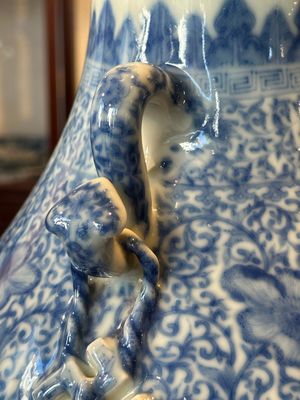 A pair of Chinese famille rose 'hu' vases with fine landscapes, Qianlong mark, Republic — 照片 10