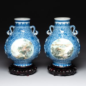 A pair of Chinese famille rose 'hu' vases with fine landscapes, Qianlong mark, Republic — 照片 1
