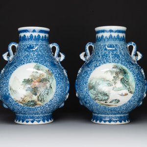 A pair of Chinese famille rose 'hu' vases with fine landscapes, Qianlong mark, Republic — 照片 2