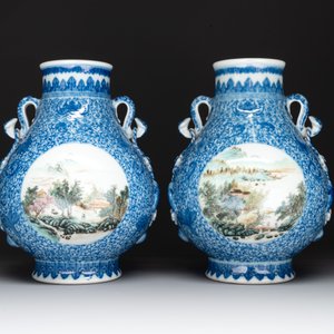 A pair of Chinese famille rose 'hu' vases with fine landscapes, Qianlong mark, Republic — 照片 4