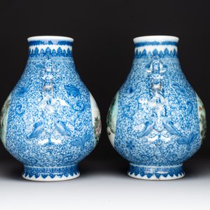 A pair of Chinese famille rose 'hu' vases with fine landscapes, Qianlong mark, Republic — 照片 5