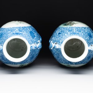 A pair of Chinese famille rose 'hu' vases with fine landscapes, Qianlong mark, Republic — 照片 6