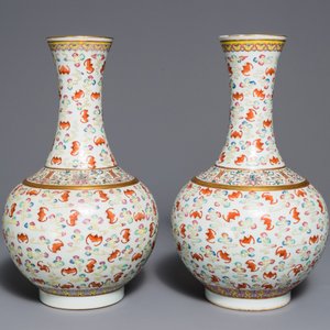 A pair of Chinese famille rose 'hundred bats' vases, Guangxu mark and of the period — 照片 4