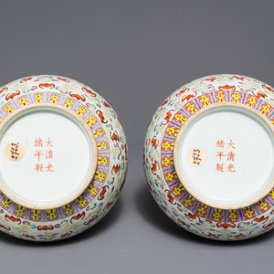 A pair of Chinese famille rose 'hundred bats' vases, Guangxu mark and of the period — 照片 6