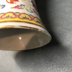 A pair of Chinese famille rose 'hundred bats' vases, Guangxu mark and of the period — 照片 9