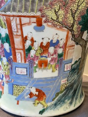 A pair of Chinese famille rose 'hundred boys' vases and covers on wooden stands, 19th C. — 照片 14
