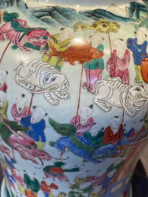 A pair of Chinese famille rose 'hundred boys' vases and covers on wooden stands, 19th C. — 照片 17