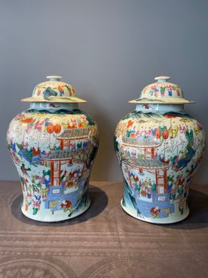 A pair of Chinese famille rose 'hundred boys' vases and covers on wooden stands, 19th C. — 照片 2