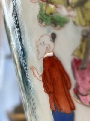 A pair of Chinese famille rose 'hundred boys' vases and covers on wooden stands, 19th C. — 照片 23