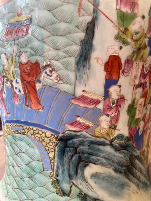 A pair of Chinese famille rose 'hundred boys' vases and covers on wooden stands, 19th C. — 照片 26