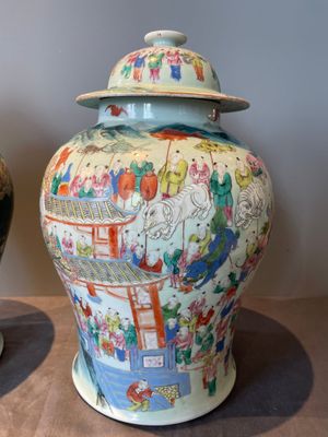 A pair of Chinese famille rose 'hundred boys' vases and covers on wooden stands, 19th C. — 照片 3
