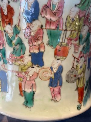 A pair of Chinese famille rose 'hundred boys' vases and covers on wooden stands, 19th C. — 照片 37