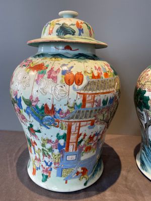A pair of Chinese famille rose 'hundred boys' vases and covers on wooden stands, 19th C. — 照片 4