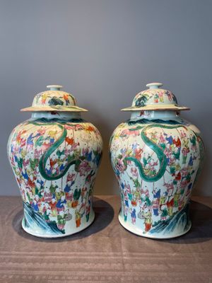 A pair of Chinese famille rose 'hundred boys' vases and covers on wooden stands, 19th C. — 照片 5