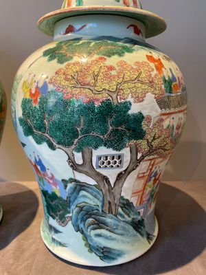 A pair of Chinese famille rose 'hundred boys' vases and covers on wooden stands, 19th C. — 照片 8