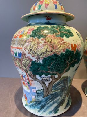 A pair of Chinese famille rose 'hundred boys' vases and covers on wooden stands, 19th C. — 照片 9