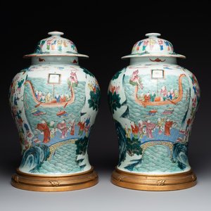 A pair of Chinese famille rose 'hundred boys' vases and covers on wooden stands, 19th C. — 照片 1
