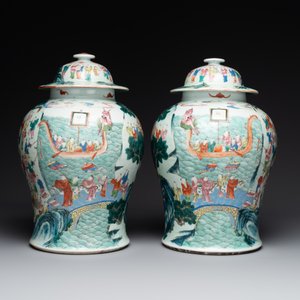 A pair of Chinese famille rose 'hundred boys' vases and covers on wooden stands, 19th C. — 照片 2
