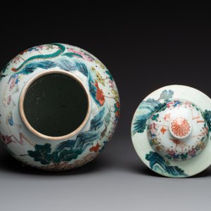 A pair of Chinese famille rose 'hundred boys' vases and covers on wooden stands, 19th C. — 照片 6