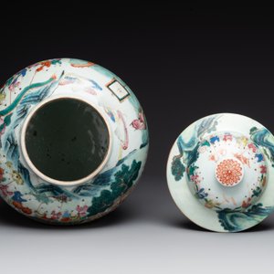 A pair of Chinese famille rose 'hundred boys' vases and covers on wooden stands, 19th C. — 照片 8