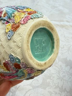 A pair of Chinese famille rose 'Immortals' vases with relief design, Qianlong mark, Republic — photo 17