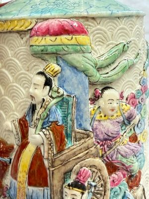 A pair of Chinese famille rose 'Immortals' vases with relief design, Qianlong mark, Republic — photo 25