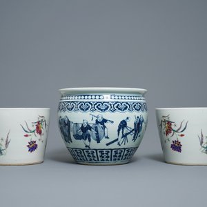 A pair of Chinese famille rose jardinières and a blue and white example, 19th C. — photo 3
