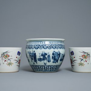 A pair of Chinese famille rose jardinières and a blue and white example, 19th C. — photo 4