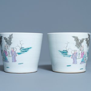 A pair of Chinese famille rose jardinières and a Canton famille rose celadon dish, 19th C. — 照片 3
