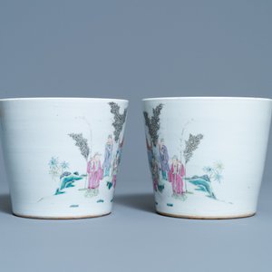 A pair of Chinese famille rose jardinières and a Canton famille rose celadon dish, 19th C. — 照片 5