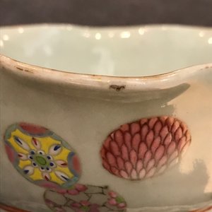 A pair of Chinese famille rose jardinières and two celadon bowls, 19th C. — 照片 17