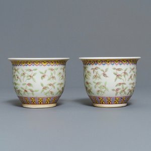 A pair of Chinese famille rose jardinières and two vases, 19/20th C. — 照片 11