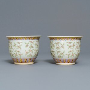 A pair of Chinese famille rose jardinières and two vases, 19/20th C. — 照片 9