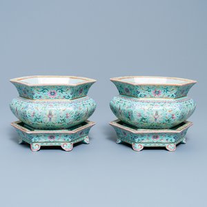 A pair of Chinese famille rose jardinières on stands, Qianlong mark, Jiaqing — 照片 1