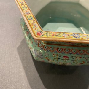 A pair of Chinese famille rose jardinières on stands, Qianlong mark, Jiaqing — 照片 29