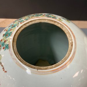 A pair of Chinese famille rose jars and covers, 19th C. — photo 11
