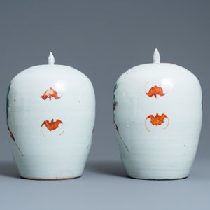 A pair of Chinese famille rose jars and covers, 19th C. — photo 3