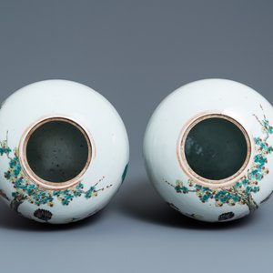 A pair of Chinese famille rose jars and covers, 19th C. — photo 5
