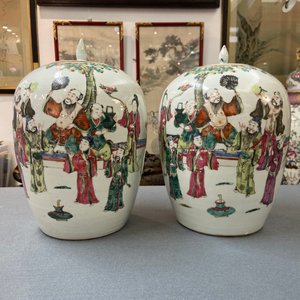 A pair of Chinese famille rose jars and covers, 19th C. — photo 9