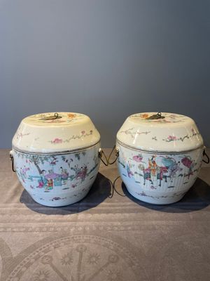 A pair of Chinese famille rose jars and covers with figures in a garden, Tongzhi mark and of the period — 照片 1