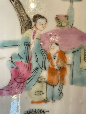 A pair of Chinese famille rose jars and covers with figures in a garden, Tongzhi mark and of the period — 照片 11